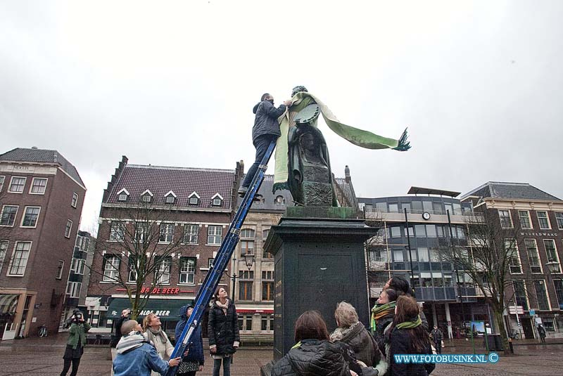 160204620.jpg - DORDRECHT - Op donderdag 4 februari 2016 heeft wethouder Rik van der Linden van de gemeente Dordrecht samen met ander vrijwilligers het standbeeld van Arie Scheffer warm aangekleed en onder andere een sjaal omgedaan.De actie word gehouden vanwege Warmetruiendag.De bedoeling van deze actie is dat mensen de kachel thuis uitzetten en een warme trui aantrekken, dit alles voor het mileu.Deze digitale foto blijft eigendom van FOTOPERSBURO BUSINK. Wij hanteren de voorwaarden van het N.V.F. en N.V.J. Gebruik van deze foto impliceert dat u bekend bent  en akkoord gaat met deze voorwaarden bij publicatie.EB/ETIENNE BUSINK