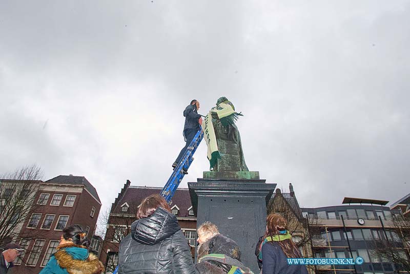 160204638.jpg - DORDRECHT - Op donderdag 4 februari 2016 heeft wethouder Rik van der Linden van de gemeente Dordrecht samen met ander vrijwilligers het standbeeld van Arie Scheffer warm aangekleed en onder andere een sjaal omgedaan.De actie word gehouden vanwege Warmetruiendag.De bedoeling van deze actie is dat mensen de kachel thuis uitzetten en een warme trui aantrekken, dit alles voor het mileu.Deze digitale foto blijft eigendom van FOTOPERSBURO BUSINK. Wij hanteren de voorwaarden van het N.V.F. en N.V.J. Gebruik van deze foto impliceert dat u bekend bent  en akkoord gaat met deze voorwaarden bij publicatie.EB/ETIENNE BUSINK