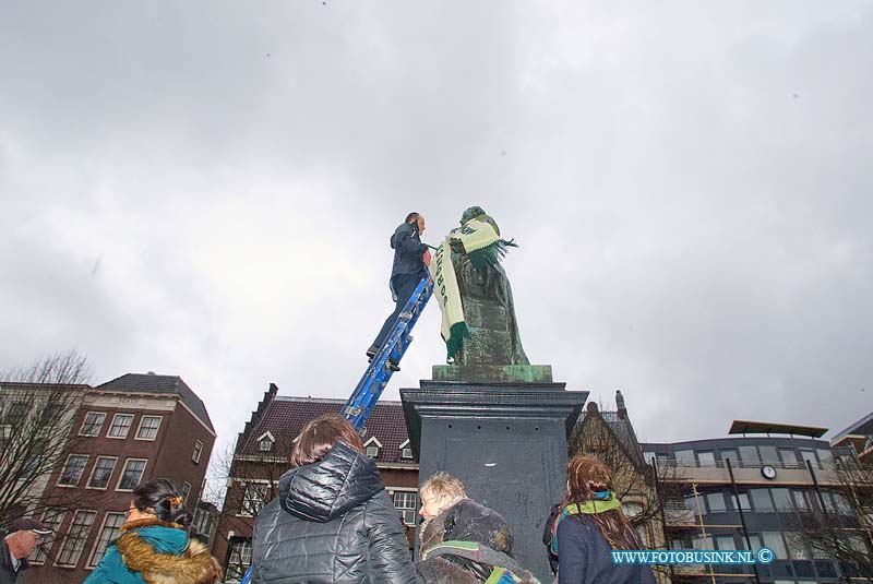 160204638.jpg - DORDRECHT - Op donderdag 4 februari 2016 heeft wethouder Rik van der Linden van de gemeente Dordrecht samen met ander vrijwilligers het standbeeld van Arie Scheffer warm aangekleed en onder andere een sjaal omgedaan.De actie word gehouden vanwege Warmetruiendag.De bedoeling van deze actie is dat mensen de kachel thuis uitzetten en een warme trui aantrekken, dit alles voor het mileu.Deze digitale foto blijft eigendom van FOTOPERSBURO BUSINK. Wij hanteren de voorwaarden van het N.V.F. en N.V.J. Gebruik van deze foto impliceert dat u bekend bent  en akkoord gaat met deze voorwaarden bij publicatie.EB/ETIENNE BUSINK