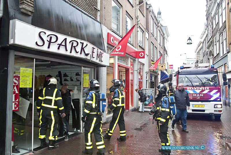 160204663.jpg - DORDRECHT - Op donderdag 4 februari 2016 werd de brandweer van Dordrecht opgeroepen voor een brand in een winkelpand gelegen aan de Voorstraat in Dordrecht.Er kwam uit een reclameverlichtingsbord een kortsluitingsgeur.De brandweer is op onderzoek gegaan en heeft de boel veilig gestelt.Deze digitale foto blijft eigendom van FOTOPERSBURO BUSINK. Wij hanteren de voorwaarden van het N.V.F. en N.V.J. Gebruik van deze foto impliceert dat u bekend bent  en akkoord gaat met deze voorwaarden bij publicatie.EB/ETIENNE BUSINK