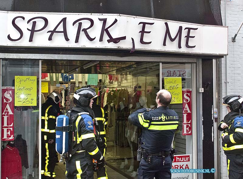 160204669.jpg - DORDRECHT - Op donderdag 4 februari 2016 werd de brandweer van Dordrecht opgeroepen voor een brand in een winkelpand gelegen aan de Voorstraat in Dordrecht.Er kwam uit een reclameverlichtingsbord een kortsluitingsgeur.De brandweer is op onderzoek gegaan en heeft de boel veilig gestelt.Deze digitale foto blijft eigendom van FOTOPERSBURO BUSINK. Wij hanteren de voorwaarden van het N.V.F. en N.V.J. Gebruik van deze foto impliceert dat u bekend bent  en akkoord gaat met deze voorwaarden bij publicatie.EB/ETIENNE BUSINK