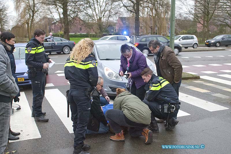 160205502.jpg - DORDRECHT- Op vrijdag 5 februari 2016 is er op de kruising van de Blaauwweg en de Galileilaan in Dordrecht een konge dame op haar fiets aangereden door een personenauto.Omstanders kwamen met een deken om de fietsster warm te houden want die was na de klap op de straat gevallen.Diverse politie eenheden en een ambulance kwamen naar de aanrijding toe.Na onderzoek bleek het letsel mee te vallen en heeft de politie de jonge dame en haar fiets thuis gebracht.Deze digitale foto blijft eigendom van FOTOPERSBURO BUSINK. Wij hanteren de voorwaarden van het N.V.F. en N.V.J. Gebruik van deze foto impliceert dat u bekend bent  en akkoord gaat met deze voorwaarden bij publicatie.EB/ETIENNE BUSINK