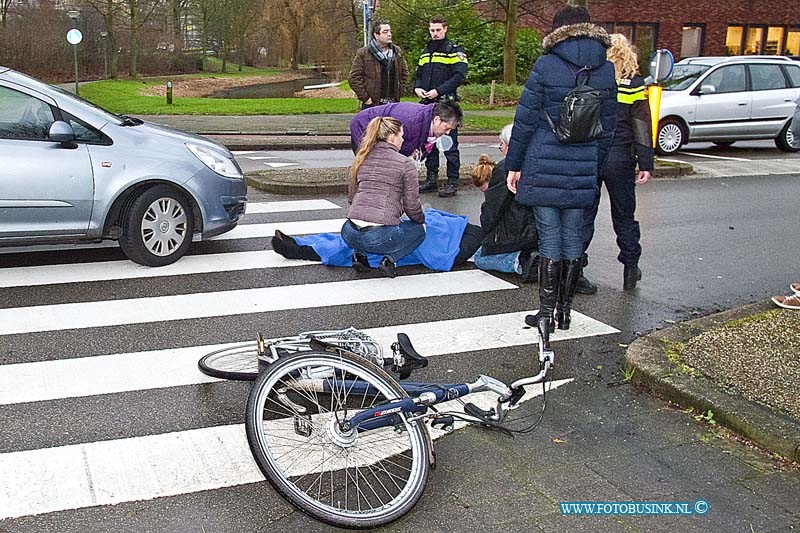 160205504.jpg - DORDRECHT- Op vrijdag 5 februari 2016 is er op de kruising van de Blaauwweg en de Galileilaan in Dordrecht een konge dame op haar fiets aangereden door een personenauto.Omstanders kwamen met een deken om de fietsster warm te houden want die was na de klap op de straat gevallen.Diverse politie eenheden en een ambulance kwamen naar de aanrijding toe.Na onderzoek bleek het letsel mee te vallen en heeft de politie de jonge dame en haar fiets thuis gebracht.Deze digitale foto blijft eigendom van FOTOPERSBURO BUSINK. Wij hanteren de voorwaarden van het N.V.F. en N.V.J. Gebruik van deze foto impliceert dat u bekend bent  en akkoord gaat met deze voorwaarden bij publicatie.EB/ETIENNE BUSINK