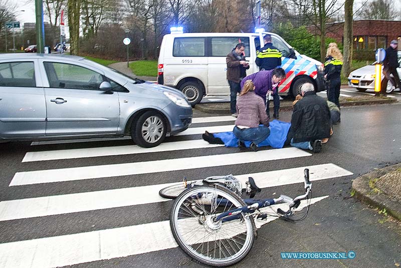 160205506.jpg - DORDRECHT- Op vrijdag 5 februari 2016 is er op de kruising van de Blaauwweg en de Galileilaan in Dordrecht een konge dame op haar fiets aangereden door een personenauto.Omstanders kwamen met een deken om de fietsster warm te houden want die was na de klap op de straat gevallen.Diverse politie eenheden en een ambulance kwamen naar de aanrijding toe.Na onderzoek bleek het letsel mee te vallen en heeft de politie de jonge dame en haar fiets thuis gebracht.Deze digitale foto blijft eigendom van FOTOPERSBURO BUSINK. Wij hanteren de voorwaarden van het N.V.F. en N.V.J. Gebruik van deze foto impliceert dat u bekend bent  en akkoord gaat met deze voorwaarden bij publicatie.EB/ETIENNE BUSINK