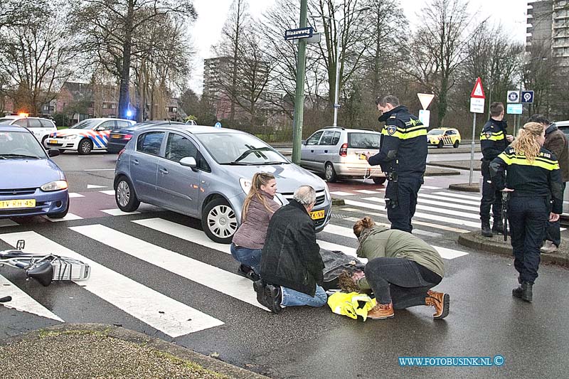 160205515.jpg - DORDRECHT- Op vrijdag 5 februari 2016 is er op de kruising van de Blaauwweg en de Galileilaan in Dordrecht een konge dame op haar fiets aangereden door een personenauto.Omstanders kwamen met een deken om de fietsster warm te houden want die was na de klap op de straat gevallen.Diverse politie eenheden en een ambulance kwamen naar de aanrijding toe.Na onderzoek bleek het letsel mee te vallen en heeft de politie de jonge dame en haar fiets thuis gebracht.Deze digitale foto blijft eigendom van FOTOPERSBURO BUSINK. Wij hanteren de voorwaarden van het N.V.F. en N.V.J. Gebruik van deze foto impliceert dat u bekend bent  en akkoord gaat met deze voorwaarden bij publicatie.EB/ETIENNE BUSINK