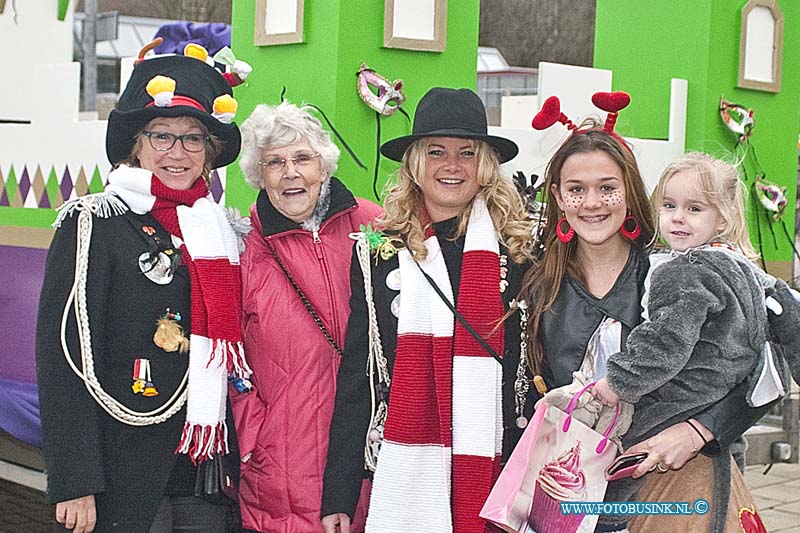 160206506.jpg - Dordrecht - Op zaterdag 6 februari 2016 was het een groot carnavalsfeest in de binnnenstad van Dordrecht.Diverse versierde wagens waren er tijdens de optocht te zien.De organisatie had regels opgesteld dat je geen aanstotende teksten mocht hebben.Twee I.S strijders op een brommer hadden daarom een aangepaste tekst neer gezet.Deze digitale foto blijft eigendom van FOTOPERSBURO BUSINK. Wij hanteren de voorwaarden van het N.V.F. en N.V.J. Gebruik van deze foto impliceert dat u bekend bent  en akkoord gaat met deze voorwaarden bij publicatie.EB/ETIENNE BUSINK