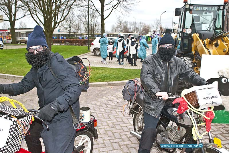 160206521.jpg - Dordrecht - Op zaterdag 6 februari 2016 was het een groot carnavalsfeest in de binnnenstad van Dordrecht.Diverse versierde wagens waren er tijdens de optocht te zien.De organisatie had regels opgesteld dat je geen aanstotende teksten mocht hebben.Twee I.S strijders op een brommer hadden daarom een aangepaste tekst neer gezet.Deze digitale foto blijft eigendom van FOTOPERSBURO BUSINK. Wij hanteren de voorwaarden van het N.V.F. en N.V.J. Gebruik van deze foto impliceert dat u bekend bent  en akkoord gaat met deze voorwaarden bij publicatie.EB/ETIENNE BUSINK