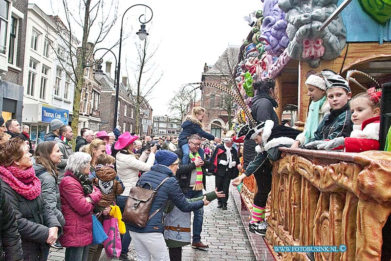 160206547.jpg - Dordrecht - Op zaterdag 6 februari 2016 was het een groot carnavalsfeest in de binnnenstad van Dordrecht.Diverse versierde wagens waren er tijdens de optocht te zien.De organisatie had regels opgesteld dat je geen aanstotende teksten mocht hebben.Twee I.S strijders op een brommer hadden daarom een aangepaste tekst neer gezet.Deze digitale foto blijft eigendom van FOTOPERSBURO BUSINK. Wij hanteren de voorwaarden van het N.V.F. en N.V.J. Gebruik van deze foto impliceert dat u bekend bent  en akkoord gaat met deze voorwaarden bij publicatie.EB/ETIENNE BUSINK