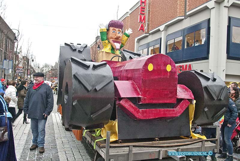 160206640.jpg - Dordrecht - Op zaterdag 6 februari 2016 was het een groot carnavalsfeest in de binnnenstad van Dordrecht.Diverse versierde wagens waren er tijdens de optocht te zien.De organisatie had regels opgesteld dat je geen aanstotende teksten mocht hebben.Twee I.S strijders op een brommer hadden daarom een aangepaste tekst neer gezet.Deze digitale foto blijft eigendom van FOTOPERSBURO BUSINK. Wij hanteren de voorwaarden van het N.V.F. en N.V.J. Gebruik van deze foto impliceert dat u bekend bent  en akkoord gaat met deze voorwaarden bij publicatie.EB/ETIENNE BUSINK