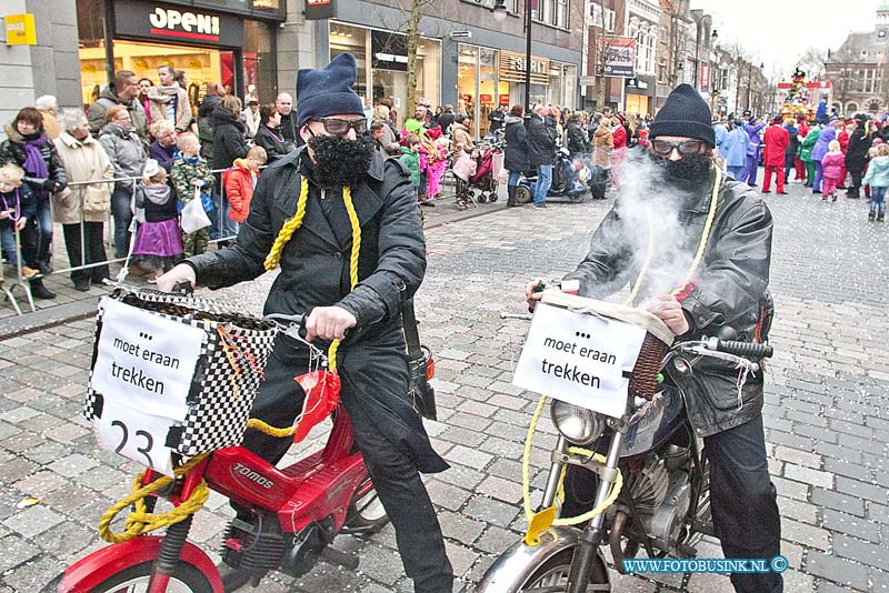 160206657.jpg - Dordrecht - Op zaterdag 6 februari 2016 was het een groot carnavalsfeest in de binnnenstad van Dordrecht.Diverse versierde wagens waren er tijdens de optocht te zien.De organisatie had regels opgesteld dat je geen aanstotende teksten mocht hebben.Twee I.S strijders op een brommer hadden daarom een aangepaste tekst neer gezet.Deze digitale foto blijft eigendom van FOTOPERSBURO BUSINK. Wij hanteren de voorwaarden van het N.V.F. en N.V.J. Gebruik van deze foto impliceert dat u bekend bent  en akkoord gaat met deze voorwaarden bij publicatie.EB/ETIENNE BUSINK