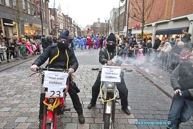 160206662.jpg - Dordrecht - Op zaterdag 6 februari 2016 was het een groot carnavalsfeest in de binnnenstad van Dordrecht.Diverse versierde wagens waren er tijdens de optocht te zien.De organisatie had regels opgesteld dat je geen aanstotende teksten mocht hebben.Twee I.S strijders op een brommer hadden daarom een aangepaste tekst neer gezet.Deze digitale foto blijft eigendom van FOTOPERSBURO BUSINK. Wij hanteren de voorwaarden van het N.V.F. en N.V.J. Gebruik van deze foto impliceert dat u bekend bent  en akkoord gaat met deze voorwaarden bij publicatie.EB/ETIENNE BUSINK