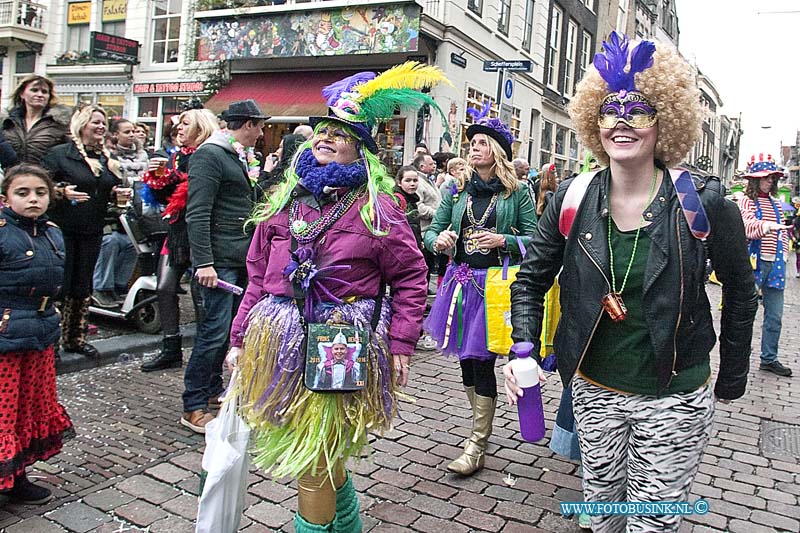 160206710.jpg - Dordrecht - Op zaterdag 6 februari 2016 was het een groot carnavalsfeest in de binnnenstad van Dordrecht.Diverse versierde wagens waren er tijdens de optocht te zien.De organisatie had regels opgesteld dat je geen aanstotende teksten mocht hebben.Twee I.S strijders op een brommer hadden daarom een aangepaste tekst neer gezet.Deze digitale foto blijft eigendom van FOTOPERSBURO BUSINK. Wij hanteren de voorwaarden van het N.V.F. en N.V.J. Gebruik van deze foto impliceert dat u bekend bent  en akkoord gaat met deze voorwaarden bij publicatie.EB/ETIENNE BUSINK