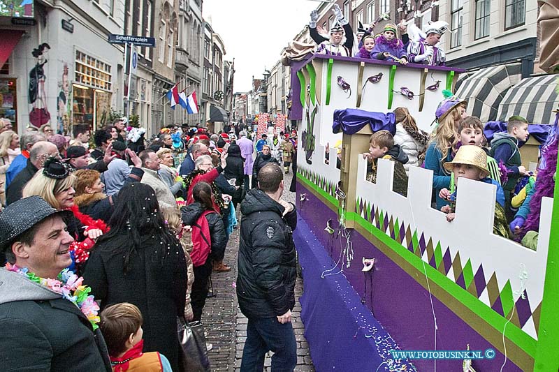 160206730.jpg - Dordrecht - Op zaterdag 6 februari 2016 was het een groot carnavalsfeest in de binnnenstad van Dordrecht.Diverse versierde wagens waren er tijdens de optocht te zien.De organisatie had regels opgesteld dat je geen aanstotende teksten mocht hebben.Twee I.S strijders op een brommer hadden daarom een aangepaste tekst neer gezet.Deze digitale foto blijft eigendom van FOTOPERSBURO BUSINK. Wij hanteren de voorwaarden van het N.V.F. en N.V.J. Gebruik van deze foto impliceert dat u bekend bent  en akkoord gaat met deze voorwaarden bij publicatie.EB/ETIENNE BUSINK