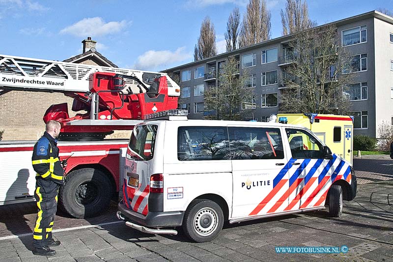 160207509.jpg - DORDRECHT - Op zondag 7 februari 2016 werd de brandweer van Dordrecht opgeroepen voor een zolderbrand in een woning aan de Van Conventstraat in Dordrecht.Diversen hulpdiensten de Brandweer met diverse voertuigen , een aantal politie eenheden en een ambulance.De bewoners konden op tijd het pand verlaten maar een bewoners moest voor rook in teademen na gekeken worden door het ambulancepersoneel.De brandweer kon door snel ingrijpen erger voorkomen en gaf snel het sein brandmeesterDoor de brand is er in de woning aardig wat schade ontstaan Salvage kwam hiervoor om de bewoners te ondersteunen.Deze digitale foto blijft eigendom van FOTOPERSBURO BUSINK. Wij hanteren de voorwaarden van het N.V.F. en N.V.J. Gebruik van deze foto impliceert dat u bekend bent  en akkoord gaat met deze voorwaarden bij publicatie.EB/ETIENNE BUSINK