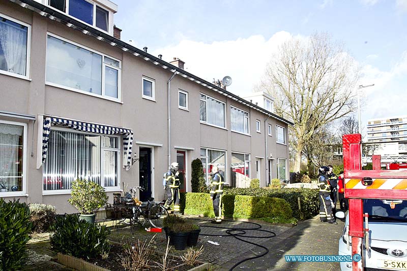 160207517.jpg - DORDRECHT - Op zondag 7 februari 2016 werd de brandweer van Dordrecht opgeroepen voor een zolderbrand in een woning aan de Van Conventstraat in Dordrecht.Diversen hulpdiensten de Brandweer met diverse voertuigen , een aantal politie eenheden en een ambulance.De bewoners konden op tijd het pand verlaten maar een bewoners moest voor rook in teademen na gekeken worden door het ambulancepersoneel.De brandweer kon door snel ingrijpen erger voorkomen en gaf snel het sein brandmeesterDoor de brand is er in de woning aardig wat schade ontstaan Salvage kwam hiervoor om de bewoners te ondersteunen.Deze digitale foto blijft eigendom van FOTOPERSBURO BUSINK. Wij hanteren de voorwaarden van het N.V.F. en N.V.J. Gebruik van deze foto impliceert dat u bekend bent  en akkoord gaat met deze voorwaarden bij publicatie.EB/ETIENNE BUSINK