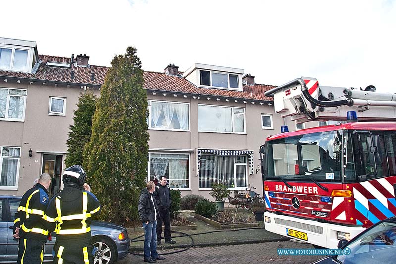 160207525.jpg - DORDRECHT - Op zondag 7 februari 2016 werd de brandweer van Dordrecht opgeroepen voor een zolderbrand in een woning aan de Van Conventstraat in Dordrecht.Diversen hulpdiensten de Brandweer met diverse voertuigen , een aantal politie eenheden en een ambulance.De bewoners konden op tijd het pand verlaten maar een bewoners moest voor rook in teademen na gekeken worden door het ambulancepersoneel.De brandweer kon door snel ingrijpen erger voorkomen en gaf snel het sein brandmeesterDoor de brand is er in de woning aardig wat schade ontstaan Salvage kwam hiervoor om de bewoners te ondersteunen.Deze digitale foto blijft eigendom van FOTOPERSBURO BUSINK. Wij hanteren de voorwaarden van het N.V.F. en N.V.J. Gebruik van deze foto impliceert dat u bekend bent  en akkoord gaat met deze voorwaarden bij publicatie.EB/ETIENNE BUSINK