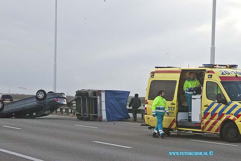 160208525.jpg - DORDRECHT - Op maandag 8 februari 2016 is er op de Moerdijkbrug RW A16 Dordrecht een aanhanger achter een personen auto omgewaait.Door de enorme harde wind is het gevaarlijk voor auto's met aanhangwagens en vrachtauto's.Diverse hulpdiensten waaronder de brandweer een ambulance kwamen naar het ongeval toe.Twee rijbanen waren tijdelijk afgesloten wat een enorme file opleverde.Deze digitale foto blijft eigendom van FOTOPERSBURO BUSINK. Wij hanteren de voorwaarden van het N.V.F. en N.V.J. Gebruik van deze foto impliceert dat u bekend bent  en akkoord gaat met deze voorwaarden bij publicatie.EB/ETIENNE BUSINK