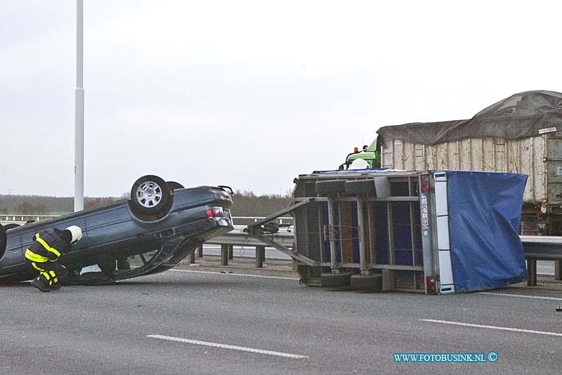 160208545.jpg - DORDRECHT - Op maandag 8 februari 2016 is er op de Moerdijkbrug RW A16 Dordrecht een aanhanger achter een personen auto omgewaait.Door de enorme harde wind is het gevaarlijk voor auto's met aanhangwagens en vrachtauto's.Diverse hulpdiensten waaronder de brandweer een ambulance kwamen naar het ongeval toe.Twee rijbanen waren tijdelijk afgesloten wat een enorme file opleverde.Deze digitale foto blijft eigendom van FOTOPERSBURO BUSINK. Wij hanteren de voorwaarden van het N.V.F. en N.V.J. Gebruik van deze foto impliceert dat u bekend bent  en akkoord gaat met deze voorwaarden bij publicatie.EB/ETIENNE BUSINK