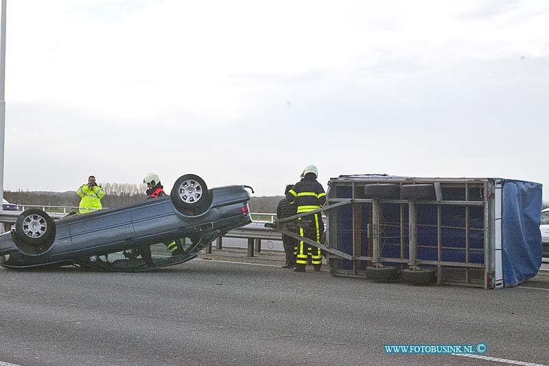 160208552.jpg - DORDRECHT - Op maandag 8 februari 2016 is er op de Moerdijkbrug RW A16 Dordrecht een aanhanger achter een personen auto omgewaait.Door de enorme harde wind is het gevaarlijk voor auto's met aanhangwagens en vrachtauto's.Diverse hulpdiensten waaronder de brandweer een ambulance kwamen naar het ongeval toe.Twee rijbanen waren tijdelijk afgesloten wat een enorme file opleverde.Deze digitale foto blijft eigendom van FOTOPERSBURO BUSINK. Wij hanteren de voorwaarden van het N.V.F. en N.V.J. Gebruik van deze foto impliceert dat u bekend bent  en akkoord gaat met deze voorwaarden bij publicatie.EB/ETIENNE BUSINK