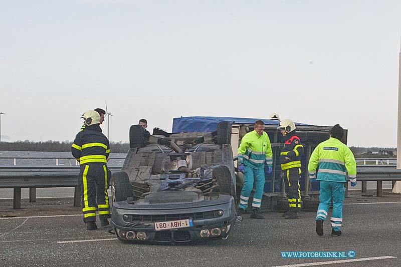 160208558.jpg - DORDRECHT - Op maandag 8 februari 2016 is er op de Moerdijkbrug RW A16 Dordrecht een aanhanger achter een personen auto omgewaait.Door de enorme harde wind is het gevaarlijk voor auto's met aanhangwagens en vrachtauto's.Diverse hulpdiensten waaronder de brandweer een ambulance kwamen naar het ongeval toe.Twee rijbanen waren tijdelijk afgesloten wat een enorme file opleverde.Deze digitale foto blijft eigendom van FOTOPERSBURO BUSINK. Wij hanteren de voorwaarden van het N.V.F. en N.V.J. Gebruik van deze foto impliceert dat u bekend bent  en akkoord gaat met deze voorwaarden bij publicatie.EB/ETIENNE BUSINK