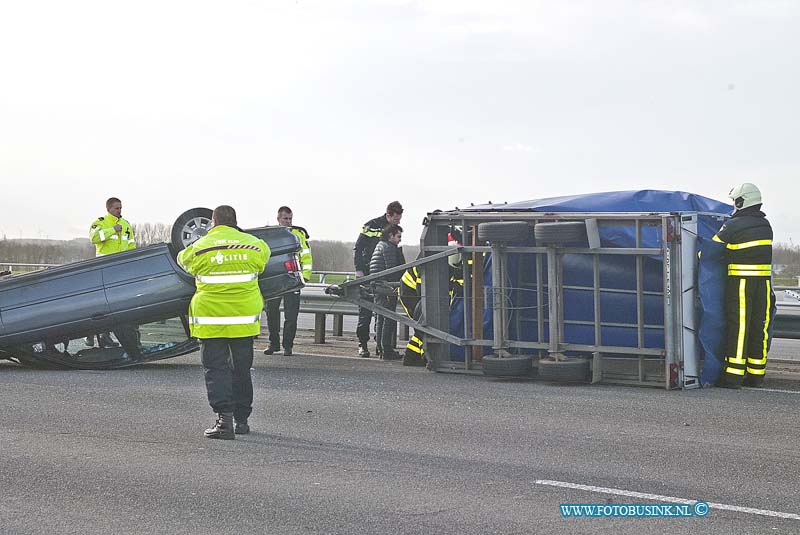 160208577.jpg - DORDRECHT - Op maandag 8 februari 2016 is er op de Moerdijkbrug RW A16 Dordrecht een aanhanger achter een personen auto omgewaait.Door de enorme harde wind is het gevaarlijk voor auto's met aanhangwagens en vrachtauto's.Diverse hulpdiensten waaronder de brandweer een ambulance kwamen naar het ongeval toe.Twee rijbanen waren tijdelijk afgesloten wat een enorme file opleverde.Deze digitale foto blijft eigendom van FOTOPERSBURO BUSINK. Wij hanteren de voorwaarden van het N.V.F. en N.V.J. Gebruik van deze foto impliceert dat u bekend bent  en akkoord gaat met deze voorwaarden bij publicatie.EB/ETIENNE BUSINK