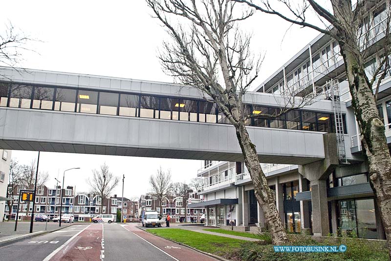 160209510.jpg - DORDRECHT - Op dinsdag 9 februari 2016 kwam er bij de politie van Dordrecht eem melding binnen van een bommelding aan de hellingen in Dordrecht.De politie kwam met een aantal eenheden te plaatse maar toen ze er waren nleek het gaan om een omgewaaide boom tegen een loopbrug tussen het stadskantoor en de sociale dienst .De brandweer heeft de boom verwijderd bouwkundige onderzoeken de schade.Deze digitale foto blijft eigendom van FOTOPERSBURO BUSINK. Wij hanteren de voorwaarden van het N.V.F. en N.V.J. Gebruik van deze foto impliceert dat u bekend bent  en akkoord gaat met deze voorwaarden bij publicatie.EB/ETIENNE BUSINK