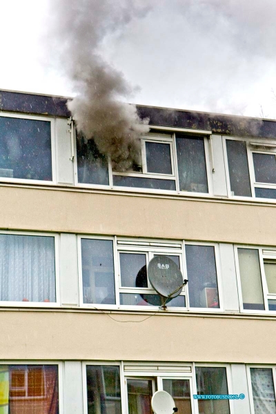 16021001.jpg - DORDRECHT 10 Februari 2016 Bij een uitslaande brand door een wasdroger in een flat woning op de 4e etage op de  Ruys de Beerenbrouckweg is de woning volledig uitgebrand en tevens onbewoonbaar geworden. De brandweer bluste de brand in de woning en de politie en de woningbouw en salvage vingen het gezin van de woning op. er word door de woningbouw en salvage naar een vervangende woning gekeken.  Deze digitale foto blijft eigendom van FOTOPERSBURO BUSINK. Wij hanteren de voorwaarden van het N.V.F. en N.V.J. Gebruik van deze foto impliceert dat u bekend bent  en akkoord gaat met deze voorwaarden bij publicatie.EB/ETIENNE BUSINK