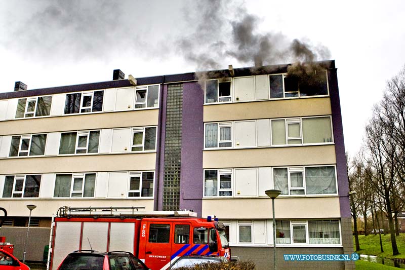 16021002.jpg - DORDRECHT 10 Februari 2016 Bij een uitslaande brand door een wasdroger in een flat woning op de 4e etage op de  Ruys de Beerenbrouckweg is de woning volledig uitgebrand en tevens onbewoonbaar geworden. De brandweer bluste de brand in de woning en de politie en de woningbouw en salvage vingen het gezin van de woning op. er word door de woningbouw en salvage naar een vervangende woning gekeken.  Deze digitale foto blijft eigendom van FOTOPERSBURO BUSINK. Wij hanteren de voorwaarden van het N.V.F. en N.V.J. Gebruik van deze foto impliceert dat u bekend bent  en akkoord gaat met deze voorwaarden bij publicatie.EB/ETIENNE BUSINK