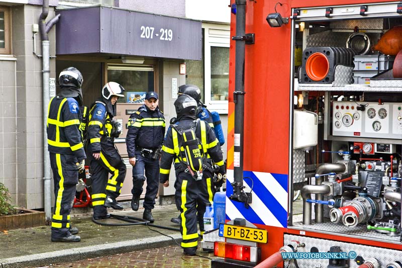 16021003.jpg - DORDRECHT 10 Februari 2016 Bij een uitslaande brand door een wasdroger in een flat woning op de 4e etage op de  Ruys de Beerenbrouckweg is de woning volledig uitgebrand en tevens onbewoonbaar geworden. De brandweer bluste de brand in de woning en de politie en de woningbouw en salvage vingen het gezin van de woning op. er word door de woningbouw en salvage naar een vervangende woning gekeken.  Deze digitale foto blijft eigendom van FOTOPERSBURO BUSINK. Wij hanteren de voorwaarden van het N.V.F. en N.V.J. Gebruik van deze foto impliceert dat u bekend bent  en akkoord gaat met deze voorwaarden bij publicatie.EB/ETIENNE BUSINK