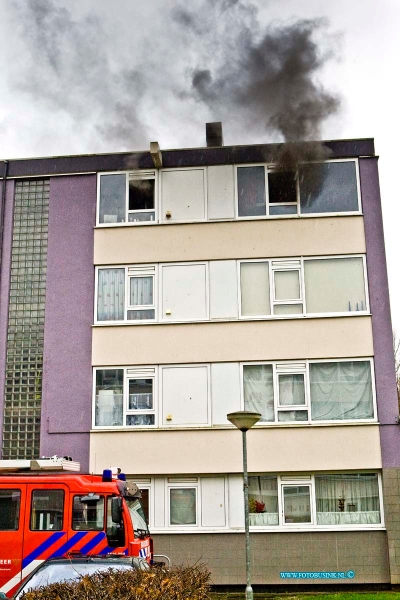 16021004.jpg - DORDRECHT 10 Februari 2016 Bij een uitslaande brand door een wasdroger in een flat woning op de 4e etage op de  Ruys de Beerenbrouckweg is de woning volledig uitgebrand en tevens onbewoonbaar geworden. De brandweer bluste de brand in de woning en de politie en de woningbouw en salvage vingen het gezin van de woning op. er word door de woningbouw en salvage naar een vervangende woning gekeken.  Deze digitale foto blijft eigendom van FOTOPERSBURO BUSINK. Wij hanteren de voorwaarden van het N.V.F. en N.V.J. Gebruik van deze foto impliceert dat u bekend bent  en akkoord gaat met deze voorwaarden bij publicatie.EB/ETIENNE BUSINK