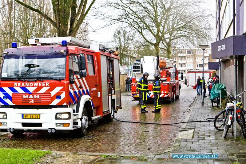 16021005.jpg - DORDRECHT 10 Februari 2016 Bij een uitslaande brand door een wasdroger in een flat woning op de 4e etage op de  Ruys de Beerenbrouckweg is de woning volledig uitgebrand en tevens onbewoonbaar geworden. De brandweer bluste de brand in de woning en de politie en de woningbouw en salvage vingen het gezin van de woning op. er word door de woningbouw en salvage naar een vervangende woning gekeken.  Deze digitale foto blijft eigendom van FOTOPERSBURO BUSINK. Wij hanteren de voorwaarden van het N.V.F. en N.V.J. Gebruik van deze foto impliceert dat u bekend bent  en akkoord gaat met deze voorwaarden bij publicatie.EB/ETIENNE BUSINK