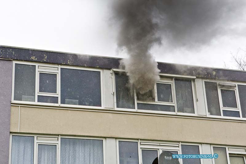 16021006.jpg - DORDRECHT 10 Februari 2016 Bij een uitslaande brand door een wasdroger in een flat woning op de 4e etage op de  Ruys de Beerenbrouckweg is de woning volledig uitgebrand en tevens onbewoonbaar geworden. De brandweer bluste de brand in de woning en de politie en de woningbouw en salvage vingen het gezin van de woning op. er word door de woningbouw en salvage naar een vervangende woning gekeken.  Deze digitale foto blijft eigendom van FOTOPERSBURO BUSINK. Wij hanteren de voorwaarden van het N.V.F. en N.V.J. Gebruik van deze foto impliceert dat u bekend bent  en akkoord gaat met deze voorwaarden bij publicatie.EB/ETIENNE BUSINK