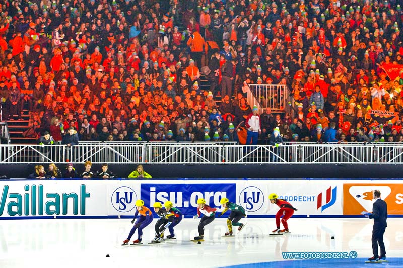 16021202.jpg - DORDRECHT 12 Februari 2016  ISU WORLD CUP SHORTTRACK zon 2400 Dordtse kinderen en jongeren brachten een bezoek aan het WC Shorttrack aan de Sportboulevard. Om deze sport van top tot teen te beleven, de tribunes waren tot aan de nok gevuld en bij elke wedstrijd was er luid gejuicht  te horen om de shorttrackers aan te moedigen.Deze digitale foto blijft eigendom van FOTOPERSBURO BUSINK. Wij hanteren de voorwaarden van het N.V.F. en N.V.J. Gebruik van deze foto impliceert dat u bekend bent  en akkoord gaat met deze voorwaarden bij publicatie.EB/ETIENNE BUSINK