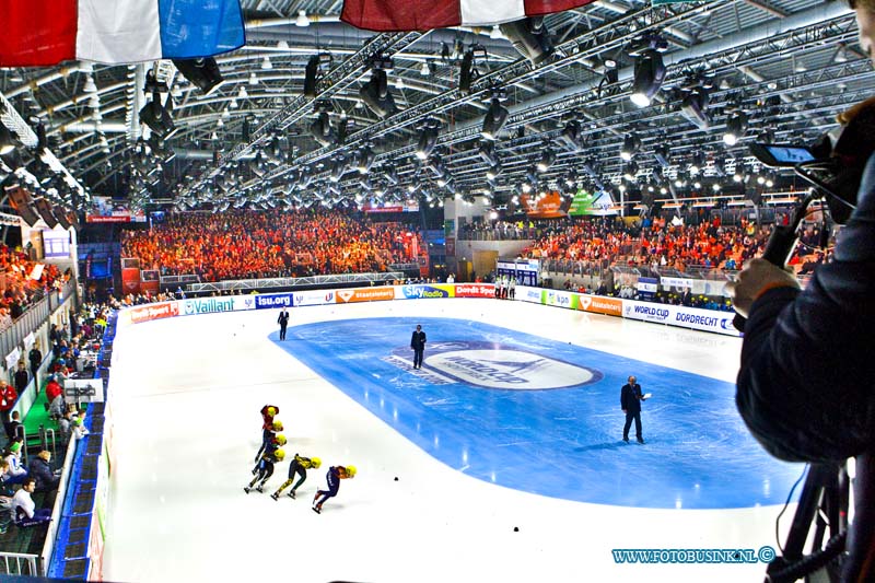 16021203.jpg - DORDRECHT 12 Februari 2016  ISU WORLD CUP SHORTTRACK zon 2400 Dordtse kinderen en jongeren brachten een bezoek aan het WC Shorttrack aan de Sportboulevard. Om deze sport van top tot teen te beleven, de tribunes waren tot aan de nok gevuld en bij elke wedstrijd was er luid gejuicht  te horen om de shorttrackers aan te moedigen.Deze digitale foto blijft eigendom van FOTOPERSBURO BUSINK. Wij hanteren de voorwaarden van het N.V.F. en N.V.J. Gebruik van deze foto impliceert dat u bekend bent  en akkoord gaat met deze voorwaarden bij publicatie.EB/ETIENNE BUSINK