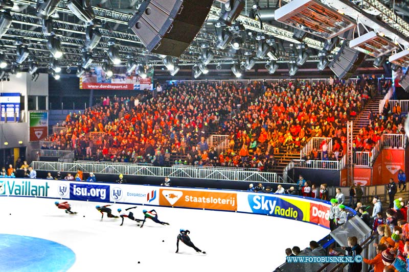 16021205.jpg - DORDRECHT 12 Februari 2016  ISU WORLD CUP SHORTTRACK zon 2400 Dordtse kinderen en jongeren brachten een bezoek aan het WC Shorttrack aan de Sportboulevard. Om deze sport van top tot teen te beleven, de tribunes waren tot aan de nok gevuld en bij elke wedstrijd was er luid gejuicht  te horen om de shorttrackers aan te moedigen.Deze digitale foto blijft eigendom van FOTOPERSBURO BUSINK. Wij hanteren de voorwaarden van het N.V.F. en N.V.J. Gebruik van deze foto impliceert dat u bekend bent  en akkoord gaat met deze voorwaarden bij publicatie.EB/ETIENNE BUSINK