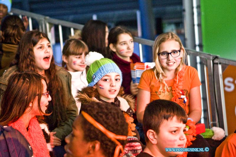 16021207.jpg - DORDRECHT 12 Februari 2016  ISU WORLD CUP SHORTTRACK zon 2400 Dordtse kinderen en jongeren brachten een bezoek aan het WC Shorttrack aan de Sportboulevard. Om deze sport van top tot teen te beleven, de tribunes waren tot aan de nok gevuld en bij elke wedstrijd was er luid gejuicht  te horen om de shorttrackers aan te moedigen.Deze digitale foto blijft eigendom van FOTOPERSBURO BUSINK. Wij hanteren de voorwaarden van het N.V.F. en N.V.J. Gebruik van deze foto impliceert dat u bekend bent  en akkoord gaat met deze voorwaarden bij publicatie.EB/ETIENNE BUSINK