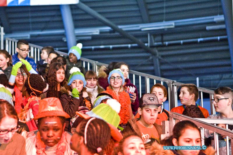 16021208.jpg - DORDRECHT 12 Februari 2016  ISU WORLD CUP SHORTTRACK zon 2400 Dordtse kinderen en jongeren brachten een bezoek aan het WC Shorttrack aan de Sportboulevard. Om deze sport van top tot teen te beleven, de tribunes waren tot aan de nok gevuld en bij elke wedstrijd was er luid gejuicht  te horen om de shorttrackers aan te moedigen.Deze digitale foto blijft eigendom van FOTOPERSBURO BUSINK. Wij hanteren de voorwaarden van het N.V.F. en N.V.J. Gebruik van deze foto impliceert dat u bekend bent  en akkoord gaat met deze voorwaarden bij publicatie.EB/ETIENNE BUSINK