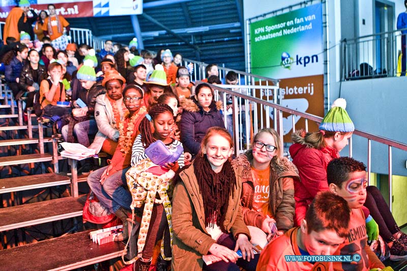 16021209.jpg - DORDRECHT 12 Februari 2016  ISU WORLD CUP SHORTTRACK zon 2400 Dordtse kinderen en jongeren brachten een bezoek aan het WC Shorttrack aan de Sportboulevard. Om deze sport van top tot teen te beleven, de tribunes waren tot aan de nok gevuld en bij elke wedstrijd was er luid gejuicht  te horen om de shorttrackers aan te moedigen.Deze digitale foto blijft eigendom van FOTOPERSBURO BUSINK. Wij hanteren de voorwaarden van het N.V.F. en N.V.J. Gebruik van deze foto impliceert dat u bekend bent  en akkoord gaat met deze voorwaarden bij publicatie.EB/ETIENNE BUSINK