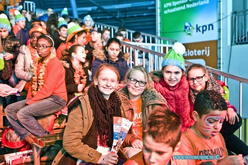 16021210.jpg - DORDRECHT 12 Februari 2016  ISU WORLD CUP SHORTTRACK zon 2400 Dordtse kinderen en jongeren brachten een bezoek aan het WC Shorttrack aan de Sportboulevard. Om deze sport van top tot teen te beleven, de tribunes waren tot aan de nok gevuld en bij elke wedstrijd was er luid gejuicht  te horen om de shorttrackers aan te moedigen.Deze digitale foto blijft eigendom van FOTOPERSBURO BUSINK. Wij hanteren de voorwaarden van het N.V.F. en N.V.J. Gebruik van deze foto impliceert dat u bekend bent  en akkoord gaat met deze voorwaarden bij publicatie.EB/ETIENNE BUSINK