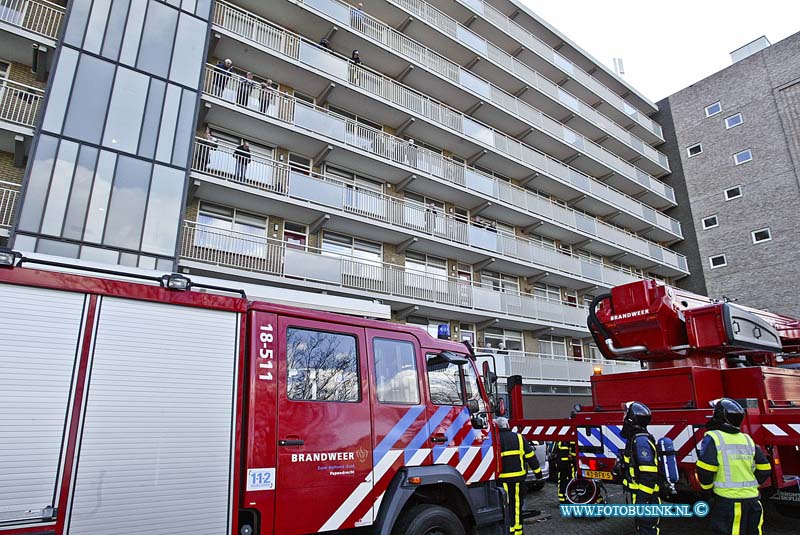 160215530.jpg - Papendrecht - Op maandag 15 februari 2016 werd de brandweer van Papendrecht opgeroepen voor een brand in een flat gelegen aan de Constantijn Huygenslaan in Papendrecht.Twee spuitwagens en een hoogwerker werden opgeroepen.Toen de brandweer te plaatse was bleek het te gaan om een wasmachine die in een woning op de vijfde etage in brand stond.De brandweer heeft na het blussen de woning geventileerd die aanziendelijke schade had opgelopen door de brand.De brandweer heeft diverse woningen gecontroleerd op eventuele schadelijk rook.Deze digitale foto blijft eigendom van FOTOPERSBURO BUSINK. Wij hanteren de voorwaarden van het N.V.F. en N.V.J. Gebruik van deze foto impliceert dat u bekend bent  en akkoord gaat met deze voorwaarden bij publicatie.EB/ETIENNE BUSINK