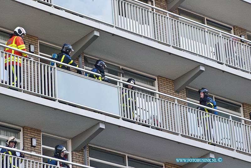 160215548.jpg - Papendrecht - Op maandag 15 februari 2016 werd de brandweer van Papendrecht opgeroepen voor een brand in een flat gelegen aan de Constantijn Huygenslaan in Papendrecht.Twee spuitwagens en een hoogwerker werden opgeroepen.Toen de brandweer te plaatse was bleek het te gaan om een wasmachine die in een woning op de vijfde etage in brand stond.De brandweer heeft na het blussen de woning geventileerd die aanziendelijke schade had opgelopen door de brand.De brandweer heeft diverse woningen gecontroleerd op eventuele schadelijk rook.Deze digitale foto blijft eigendom van FOTOPERSBURO BUSINK. Wij hanteren de voorwaarden van het N.V.F. en N.V.J. Gebruik van deze foto impliceert dat u bekend bent  en akkoord gaat met deze voorwaarden bij publicatie.EB/ETIENNE BUSINK