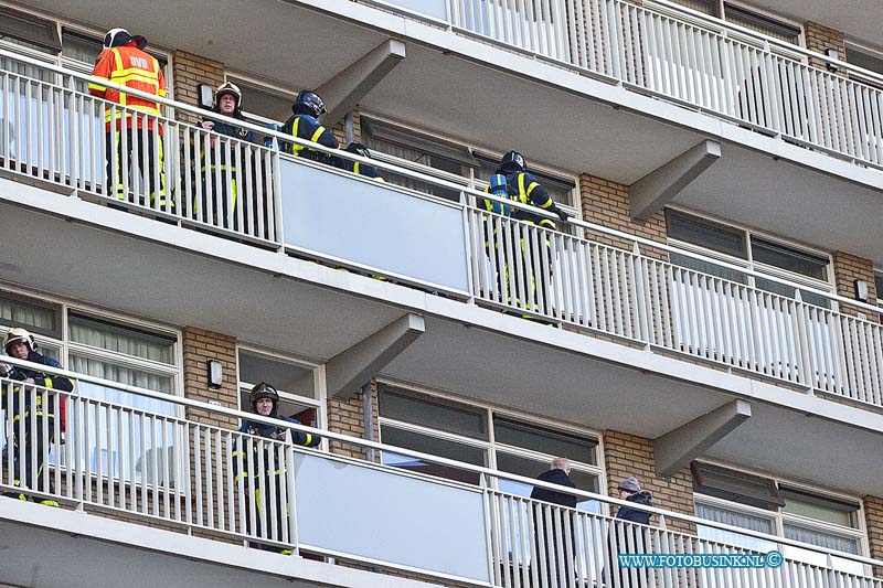 160215552.jpg - Papendrecht - Op maandag 15 februari 2016 werd de brandweer van Papendrecht opgeroepen voor een brand in een flat gelegen aan de Constantijn Huygenslaan in Papendrecht.Twee spuitwagens en een hoogwerker werden opgeroepen.Toen de brandweer te plaatse was bleek het te gaan om een wasmachine die in een woning op de vijfde etage in brand stond.De brandweer heeft na het blussen de woning geventileerd die aanziendelijke schade had opgelopen door de brand.De brandweer heeft diverse woningen gecontroleerd op eventuele schadelijk rook.Deze digitale foto blijft eigendom van FOTOPERSBURO BUSINK. Wij hanteren de voorwaarden van het N.V.F. en N.V.J. Gebruik van deze foto impliceert dat u bekend bent  en akkoord gaat met deze voorwaarden bij publicatie.EB/ETIENNE BUSINK