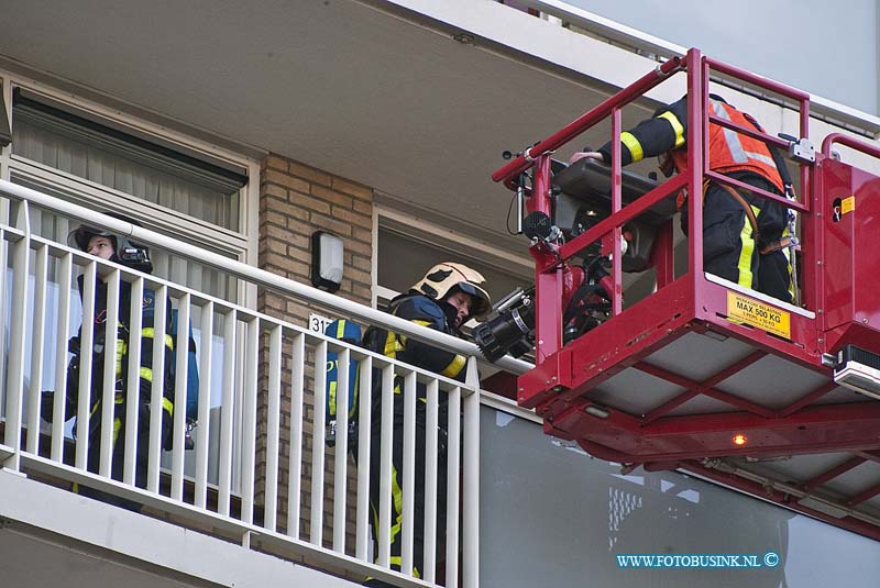160215555.jpg - Papendrecht - Op maandag 15 februari 2016 werd de brandweer van Papendrecht opgeroepen voor een brand in een flat gelegen aan de Constantijn Huygenslaan in Papendrecht.Twee spuitwagens en een hoogwerker werden opgeroepen.Toen de brandweer te plaatse was bleek het te gaan om een wasmachine die in een woning op de vijfde etage in brand stond.De brandweer heeft na het blussen de woning geventileerd die aanziendelijke schade had opgelopen door de brand.De brandweer heeft diverse woningen gecontroleerd op eventuele schadelijk rook.Deze digitale foto blijft eigendom van FOTOPERSBURO BUSINK. Wij hanteren de voorwaarden van het N.V.F. en N.V.J. Gebruik van deze foto impliceert dat u bekend bent  en akkoord gaat met deze voorwaarden bij publicatie.EB/ETIENNE BUSINK