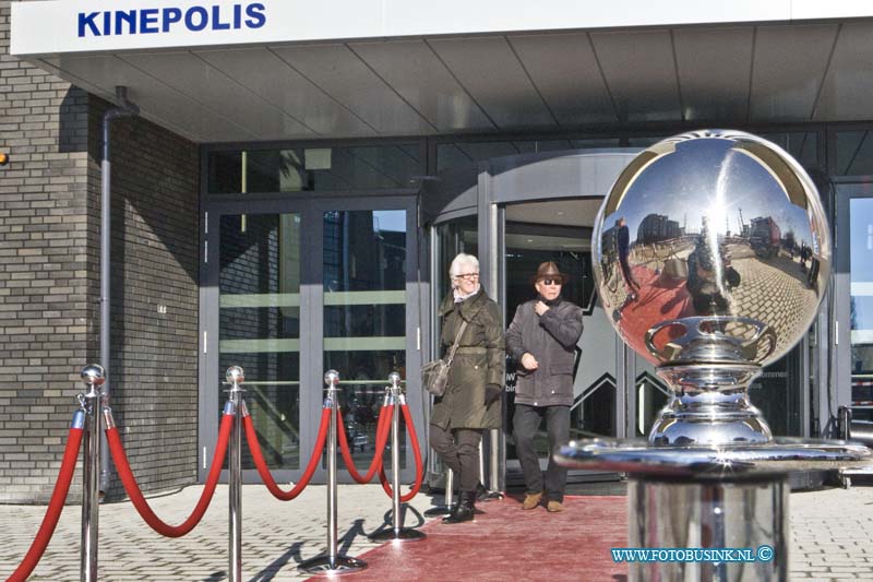 16021703.jpg - DORDRECHT 17 februari 2016 Vandaag wordt het eerste nieuwbouwproject van Kinepolis in Nederland plechtig geopend, in aanwezigheid van Eddy Duquenne en Joost Bert, CEO's Kinepolis Group, en wethouders P.H. Sleeking en J. Mos van de gemeente Dordrecht. Kinepolis Dordrecht telt 6 zalen en 1.200 zitplaatsen en heeft de ambitie ruim 300.000 bezoekers per jaar te ontvangen.   Eddy Duquenne, CEO Kinepolis Group: "Het is bijna tien jaar geleden dat wij een nieuw gebouwde bioscoop mochten openen en het is fantastisch dit te kunnen doen in een dynamische stad als Dordrecht, op deze prachtige locatie aan het Wantij. De bioscoop sluit perfect aan bij de Dordtse stadsontwikkeling en wij zijn blij de Dordtenaren een divers film- en cultuuraanbod en de unieke Kinepolis-beleving aan te kunnen bieden, 'the ultimate movie experience'."  Deze digitale foto blijft eigendom van FOTOPERSBURO BUSINK. Wij hanteren de voorwaarden van het N.V.F. en N.V.J. Gebruik van deze foto impliceert dat u bekend bent  en akkoord gaat met deze voorwaarden bij publicatie.EB/ETIENNE BUSINK