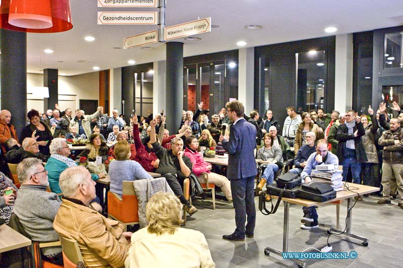 16021705.jpg - DORDRECHT 17 Februari 2016 Afgelopen woensdag avond was er in het wijkcentrum De Prinsemarij aan de Nassauweg in de wijk Nieuw Krispijn een bijeenkomst avond voor wijk bewoners, na aanleiding van een brief met een enquête die de gemeente Dordrecht rond heeft gestuurd in de wijk Nieuw Krispijn over een parkeerproblemen in de wijk, en de oplossing om betaald parkeren in te voeren incl. parkeervergunningen. Na 2 minuten bleek bij de massale opkomst al dat dit geen goed idee was, en dat er eigenlijk geen parkeer probleem is, maar een van parkeer irritatie spraken is. Diverse partijen uit de wijk zijn met de wedhouder in gesprek om de irritatie die er bij die er bij parkeren is te bespreken. De bewoners van de wijk Nieuw Krispijn hopen van harte dat de gemeente de uitslag van de enquête (die op deze avond nog niet openbaar was, maar wel duidelijk werd dat het overgrote deel van de bewoners uit de wijk tegen betaald parkeren is.) ten harte mee neemt en zoals als 2 jaar geleden al is belooft, met deze paar bewoners die last hebben van de parkeer irritatie is gesprek gaat. Laat voor al duidelijk zijn dat betaald parkeren, de problemen zeker niet gaan oplossen en het alleen een melk koe van de gemeente is om geld binnen te halen al dus de bewoners.Deze digitale foto blijft eigendom van FOTOPERSBURO BUSINK. Wij hanteren de voorwaarden van het N.V.F. en N.V.J. Gebruik van deze foto impliceert dat u bekend bent  en akkoord gaat met deze voorwaarden bij publicatie.EB/ETIENNE BUSINK