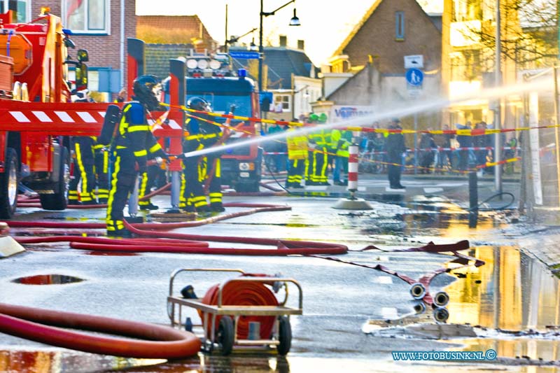 16021902.jpg - SLIEDRECHT 19 Februari 2016 Bij een Uitslaande brand op de Rivierdijk in een leeg staande woning, zijn gelukkig geen slachtoffers gevallen. Voor de brandbestrijding zijn door de brandweer meerdere eenheden ingezet, waaronder een hoogwerker en water transport.  De politie verzocht nieuwsgierigen niet te komen kijken en net als het autoverkeer op grote afstand te blijven. Er kwamen grote dikke rook wolken vrij maar er was geen asbest en er kwam geen giftig rook gelukkig vrij. De politie doet onderzoek omdat er mogelijk sprake is van brandstichting.Deze digitale foto blijft eigendom van FOTOPERSBURO BUSINK. Wij hanteren de voorwaarden van het N.V.F. en N.V.J. Gebruik van deze foto impliceert dat u bekend bent  en akkoord gaat met deze voorwaarden bij publicatie.EB/ETIENNE BUSINK