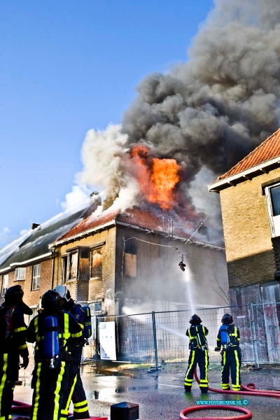 16021905.jpg - SLIEDRECHT 19 Februari 2016 Bij een Uitslaande brand op de Rivierdijk in een leeg staande woning, zijn gelukkig geen slachtoffers gevallen. Voor de brandbestrijding zijn door de brandweer meerdere eenheden ingezet, waaronder een hoogwerker en water transport.  De politie verzocht nieuwsgierigen niet te komen kijken en net als het autoverkeer op grote afstand te blijven. Er kwamen grote dikke rook wolken vrij maar er was geen asbest en er kwam geen giftig rook gelukkig vrij. De politie doet onderzoek omdat er mogelijk sprake is van brandstichting.Deze digitale foto blijft eigendom van FOTOPERSBURO BUSINK. Wij hanteren de voorwaarden van het N.V.F. en N.V.J. Gebruik van deze foto impliceert dat u bekend bent  en akkoord gaat met deze voorwaarden bij publicatie.EB/ETIENNE BUSINK