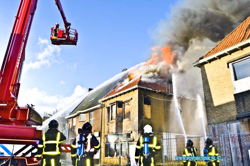 16021906.jpg - SLIEDRECHT 19 Februari 2016 Bij een Uitslaande brand op de Rivierdijk in een leeg staande woning, zijn gelukkig geen slachtoffers gevallen. Voor de brandbestrijding zijn door de brandweer meerdere eenheden ingezet, waaronder een hoogwerker en water transport.  De politie verzocht nieuwsgierigen niet te komen kijken en net als het autoverkeer op grote afstand te blijven. Er kwamen grote dikke rook wolken vrij maar er was geen asbest en er kwam geen giftig rook gelukkig vrij. De politie doet onderzoek omdat er mogelijk sprake is van brandstichting.Deze digitale foto blijft eigendom van FOTOPERSBURO BUSINK. Wij hanteren de voorwaarden van het N.V.F. en N.V.J. Gebruik van deze foto impliceert dat u bekend bent  en akkoord gaat met deze voorwaarden bij publicatie.EB/ETIENNE BUSINK