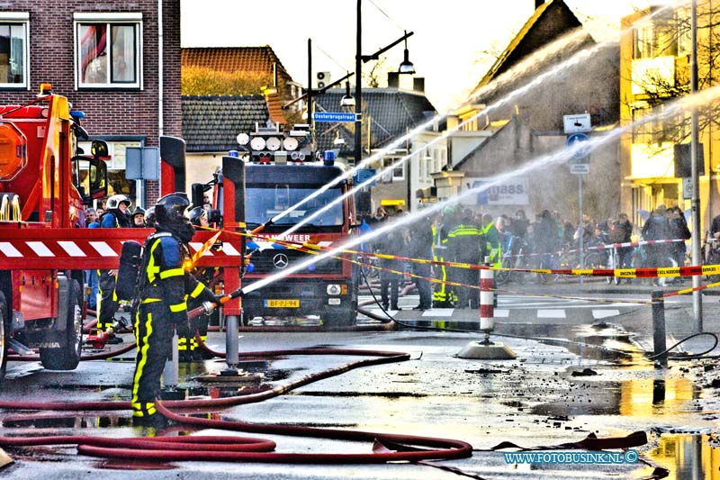 16021907.jpg - SLIEDRECHT 19 Februari 2016 Bij een Uitslaande brand op de Rivierdijk in een leeg staande woning, zijn gelukkig geen slachtoffers gevallen. Voor de brandbestrijding zijn door de brandweer meerdere eenheden ingezet, waaronder een hoogwerker en water transport.  De politie verzocht nieuwsgierigen niet te komen kijken en net als het autoverkeer op grote afstand te blijven. Er kwamen grote dikke rook wolken vrij maar er was geen asbest en er kwam geen giftig rook gelukkig vrij. De politie doet onderzoek omdat er mogelijk sprake is van brandstichting.Deze digitale foto blijft eigendom van FOTOPERSBURO BUSINK. Wij hanteren de voorwaarden van het N.V.F. en N.V.J. Gebruik van deze foto impliceert dat u bekend bent  en akkoord gaat met deze voorwaarden bij publicatie.EB/ETIENNE BUSINK