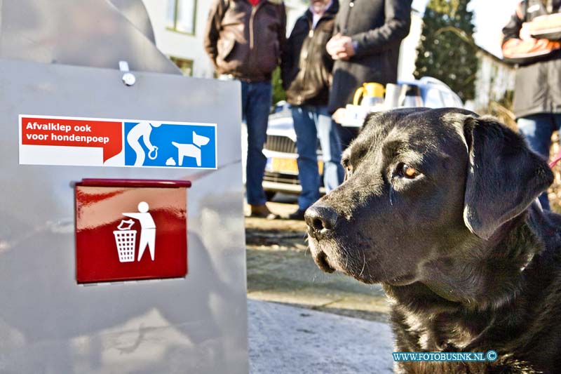 16021908.jpg - DORDRECHT 19-Februari 2016 De gemeente plaatst 4 extra zwerfvuilkleppen langs drukke hondenuitlaatroutes. Wethouder Reynvaan (Stadsbeheer) stelt de eerste extra klep beschikbaar aan de Waldeck Piermontweg, kruising Prinses Beatrixstraat. Hondenbezitter Debby Hinloopen neemt met haar vier honden de klep als eerste in gebruikNOVUM COPYRIGHT ETIENNE BUSINK